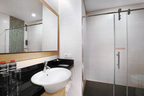 Superior Room | Bathroom | Shower, free toiletries, slippers, towels