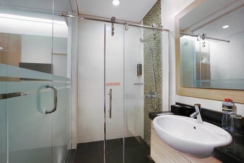 Standard Room | Bathroom | Shower, free toiletries, slippers, towels