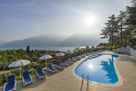 Seasonal outdoor pool, pool umbrellas, sun loungers