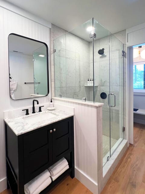 Premium Studio Suite | Bathroom | Combined shower/tub, designer toiletries, hair dryer, bathrobes