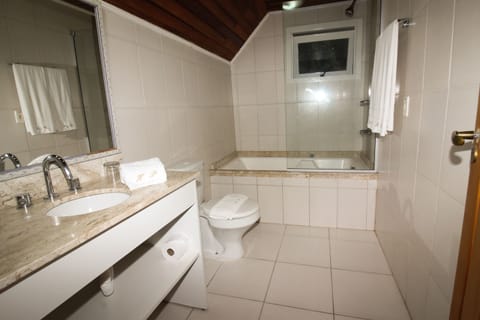 Deluxe Suite, 1 Queen Bed, Hot Tub, Courtyard View | Bathroom | Shower, free toiletries, hair dryer, towels