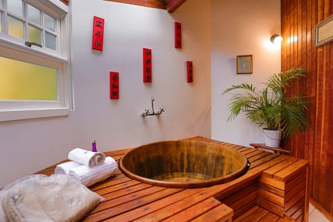 Couples treatment rooms, body treatments, mud baths, hot stone massages