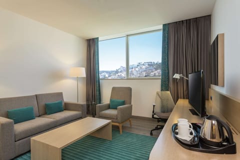 King, Suite, 1 Bedroom | Minibar, in-room safe, blackout drapes, soundproofing