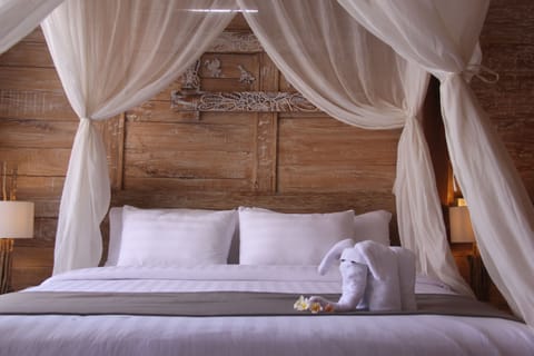 Deluxe Room | Minibar, desk, blackout drapes, cribs/infant beds