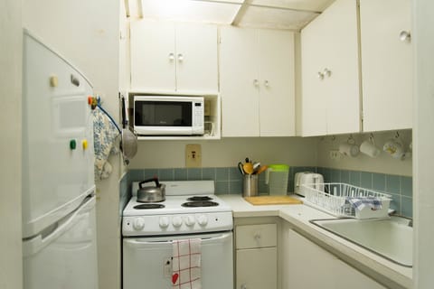 Standard Studio | Private kitchen | Full-size fridge, stovetop