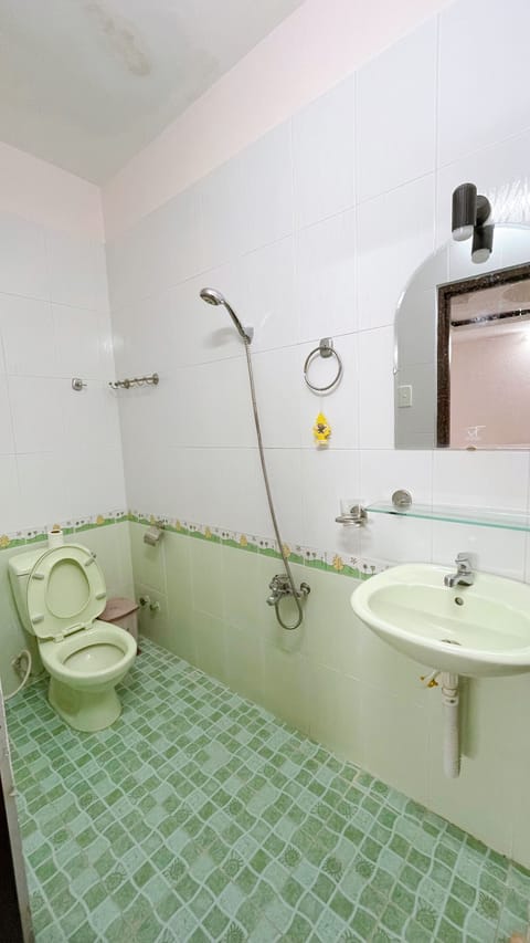 Standard Double or Twin Room | Bathroom | Shower, free toiletries, hair dryer, slippers