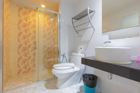 Superior Double Room | Bathroom | Shower, hydromassage showerhead, free toiletries, hair dryer