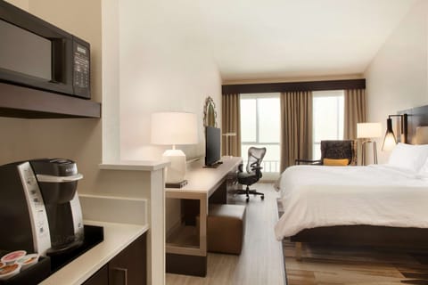 Premium bedding, in-room safe, laptop workspace, iron/ironing board