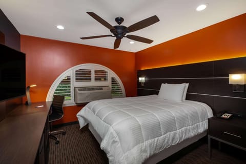 Standard Room, 1 King Bed | Premium bedding, in-room safe, desk, blackout drapes