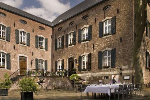 Celebrate together with an elegant courtyard dinner under open skies.