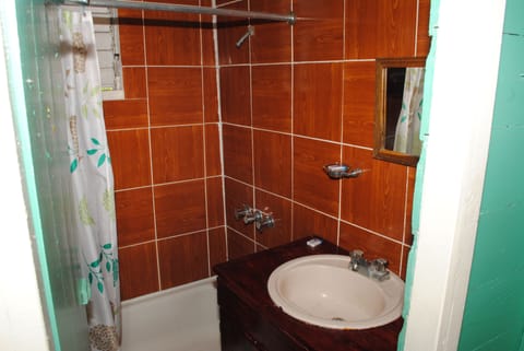 Basic Cottage | Bathroom | Shower, bathrobes, bidet, towels