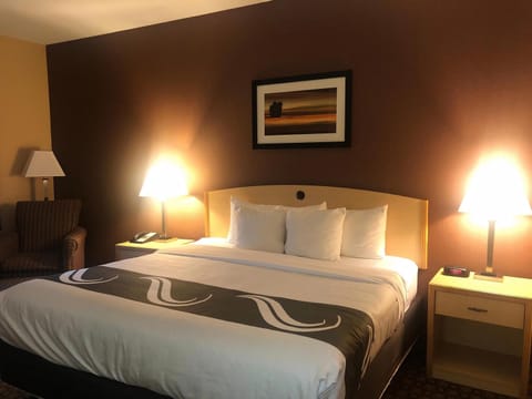 Suite, 1 King Bed, Non Smoking, Hot Tub | In-room safe, desk, blackout drapes, soundproofing