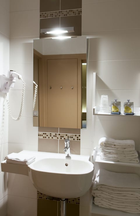 Comfort Double Room | Bathroom | Shower, hair dryer, towels