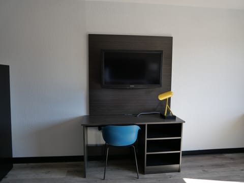 Basic Room, 1 King Bed, Refrigerator & Microwave | Desk, free WiFi, bed sheets