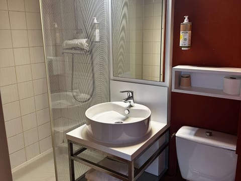 Room, 1 Double Bed | Bathroom | Shower, free toiletries, hair dryer, towels