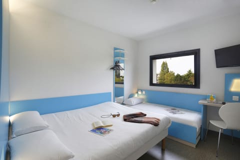 Standard Triple Room | Desk, soundproofing, free WiFi, bed sheets