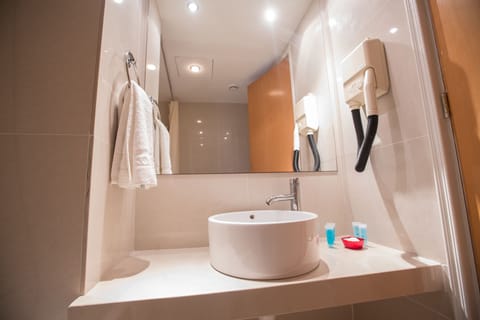 Combined shower/tub, hair dryer, towels