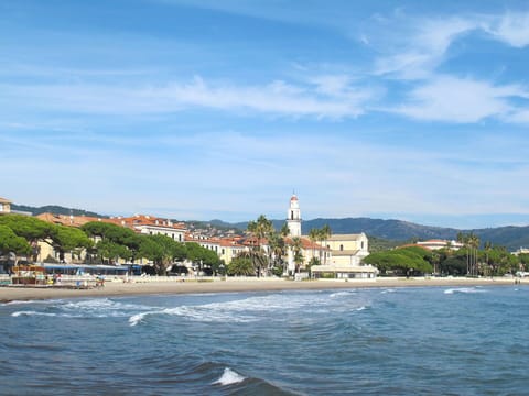 Coast, Coastal And Oceanic Landforms, Sea, Shore, Beach, Ocean, Tower, Wind Wave, Bay, Resort Town
