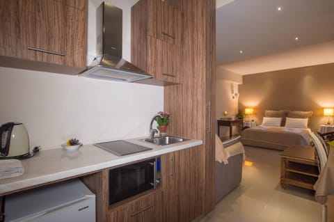 Deluxe Suite, Sea View | Private kitchenette | Mini-fridge, electric kettle