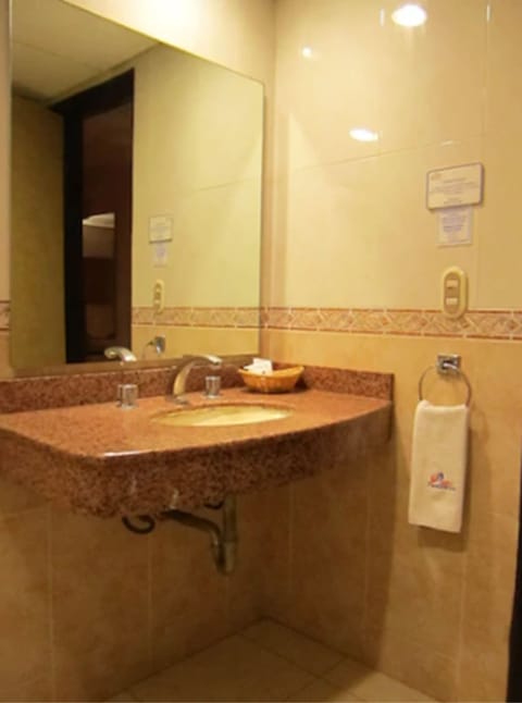 Standard Room, 1 King Bed | Bathroom | Shower, free toiletries, towels