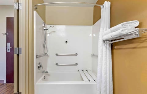 Studio, 1 Queen Bed, Accessible, Non Smoking | Bathroom | Combined shower/tub, free toiletries, hair dryer, towels