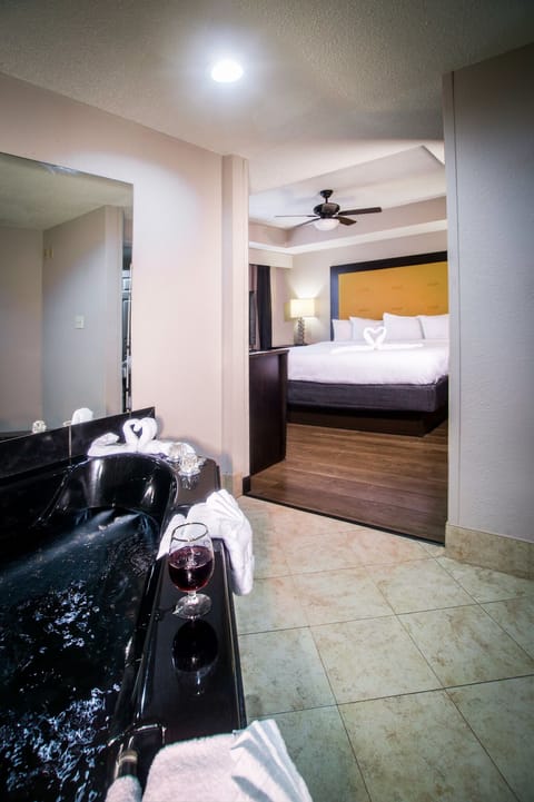 Suite, 1 King Bed, Non Smoking, Jetted Tub | In-room safe, desk, iron/ironing board, free WiFi