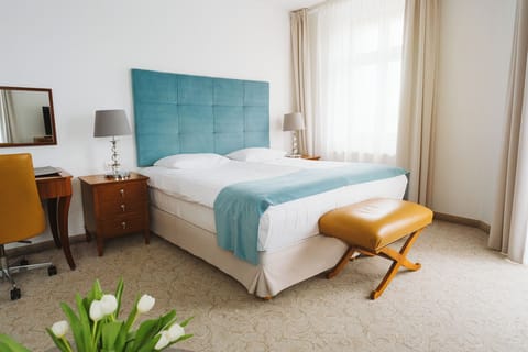 Comfort Double Room | In-room safe, desk, iron/ironing board, free WiFi