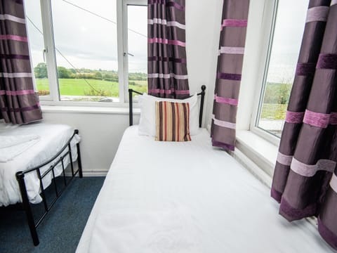 Individually furnished, iron/ironing board, free WiFi, bed sheets