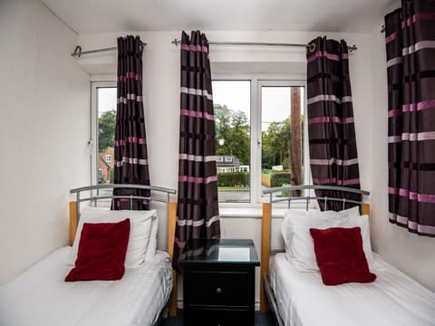 Individually furnished, iron/ironing board, free WiFi, bed sheets