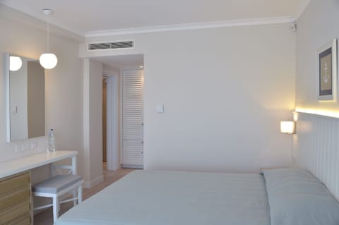 Suite, 1 Bedroom, Sea View | Desk, soundproofing, free WiFi, bed sheets
