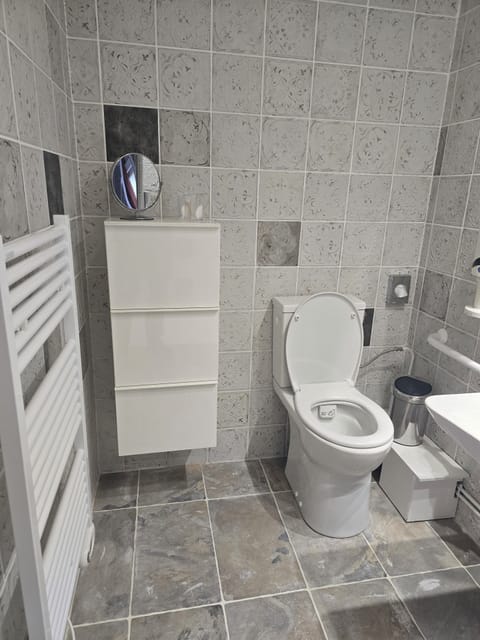 Deluxe Double Room, 1 King Bed | Bathroom | Free toiletries, hair dryer, bathrobes, slippers