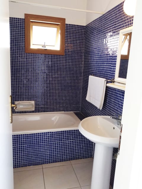 Studio, Ground Floor | Bathroom | Bathtub, hair dryer, towels