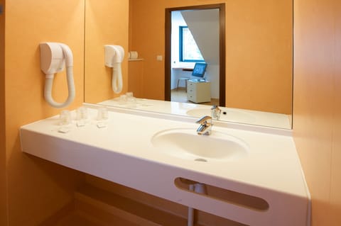 Classic Room, 3 Twin Beds | Bathroom | Shower, free toiletries, towels