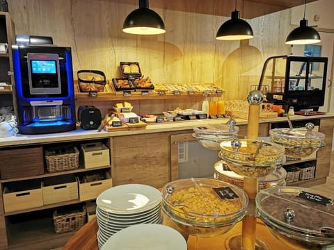 Daily continental breakfast (EUR 10.90 per person)