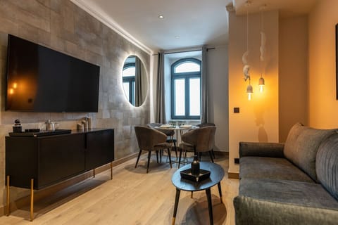 Wohnbereich mit Sofa und Esstisch