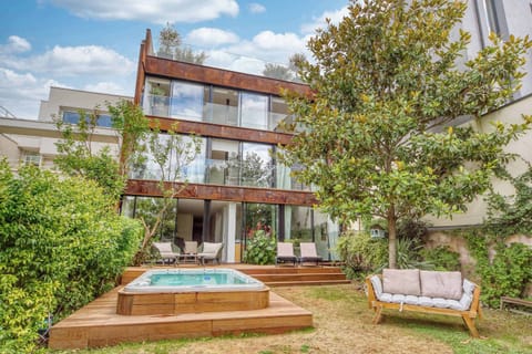 Jardin arboré avec spa