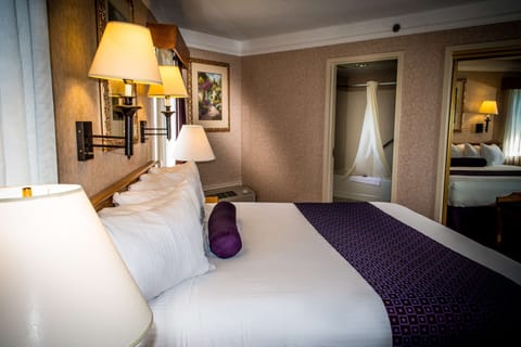 Suite, 1 King Bed, Non Smoking, Jetted Tub | Premium bedding, in-room safe, desk, laptop workspace