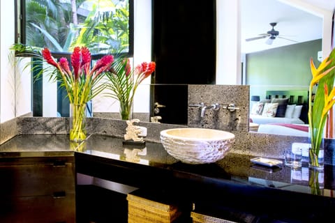 Villa Ara Macao | Bathroom | Shower, free toiletries, towels, toilet paper