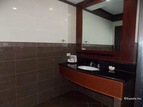 Junior Suite | Bathroom | Shower, free toiletries, hair dryer, bidet