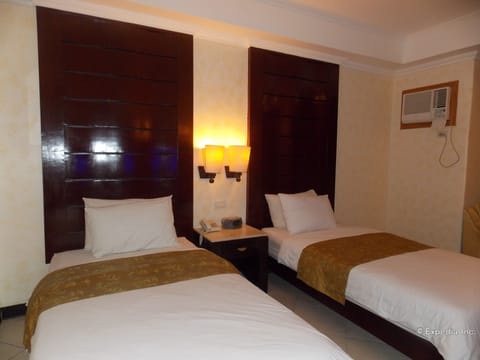 Deluxe Room | Minibar, in-room safe, desk, free WiFi