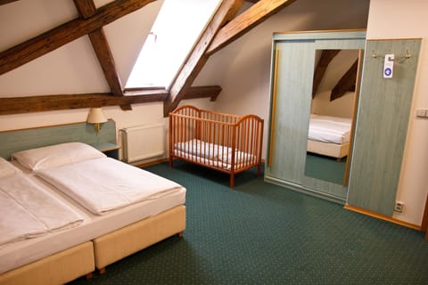 Triple Room | In-room safe, desk, iron/ironing board, rollaway beds