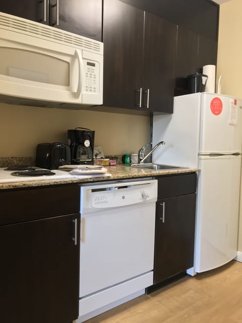 Fridge, microwave, stovetop, dishwasher