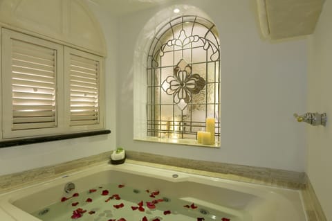 Infinite Ocean Front Honeymoon Master Suite (1 King) | Private spa tub