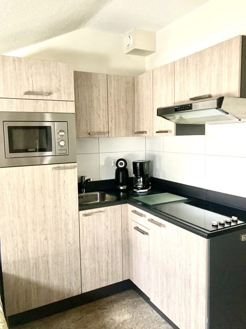 Studio (3rd floor) | Private kitchen | Fridge, microwave, stovetop, coffee/tea maker