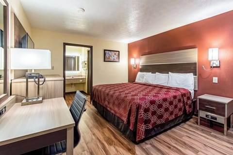 Single Room, 1 King Bed, Non Smoking | Desk, laptop workspace, iron/ironing board, free WiFi