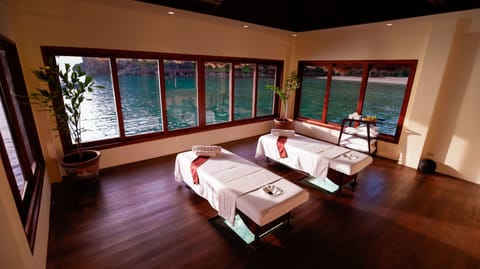 Couples treatment rooms, body treatments, deep-tissue massages