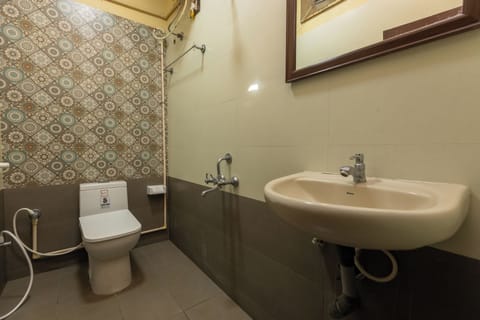 Superior Double Room | Bathroom | Shower, free toiletries, towels, soap