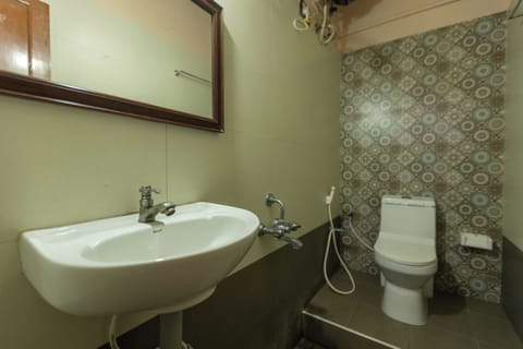 Deluxe Double Room | Bathroom | Shower, free toiletries, towels, soap