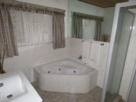 Deluxe Queen Suite | Bathroom | Combined shower/tub, free toiletries, towels