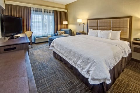 Premium bedding, in-room safe, desk, laptop workspace